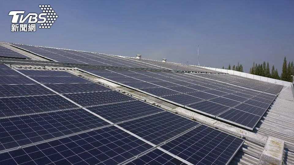 卡達政府於球場裝設太陽能空調系統 。（圖／TVBS資料畫面）
