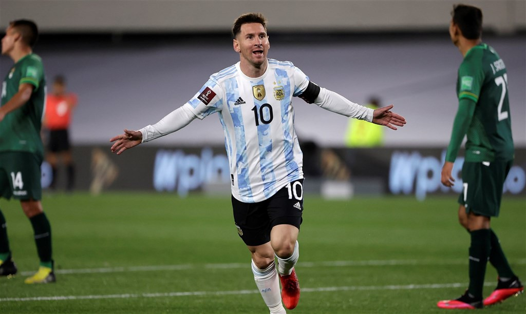 阿根廷國家足球隊隊長梅西（中）6日表示，2022年卡達世界盃足球賽會是他職業生涯最後一場世足賽。（圖取自twitter.com/FIFAWorldCup）
