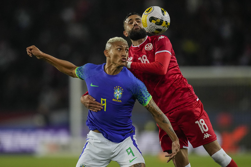 巴西(藍色球衣)在9月下旬2場國際友誼賽先後擊敗迦納、突尼西亞(紅色球衣)，穩居世界排名第1