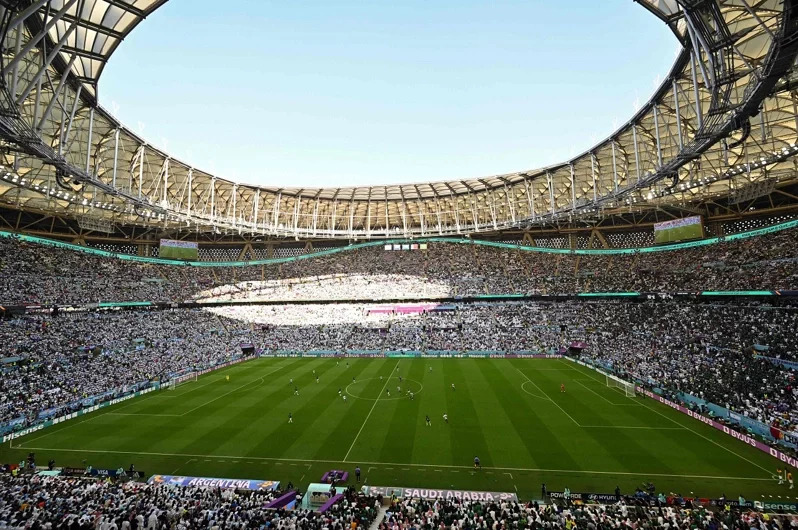 英媒指出，2022年FIFA世界盃22日又出現了另一個奇怪的現象，地主國卡達的8座球場官方容納人數竟成長了12%，如最大的盧賽爾球場（圖）就從80000人增加到88966人。法新社
