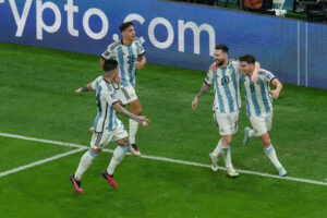 93 許德霖 2022年12月14日 週三 上午4:55 2022年國際足總世界盃（FIFA World Cup Qatar 2022）4強戰，「潘帕斯雄鷹」阿根廷與「格子軍團」克羅埃西亞碰頭，Lionel Messi（梅西）一傳一射、Julián Álvarez（艾瓦雷茲）二度破門，阿根廷以3比0戰勝克羅埃西亞，揮軍冠軍戰！ Lionel Messi（梅西）（圖右2）一傳一射、Julián Álvarez（艾瓦雷茲）（圖右1）二度破門，做出極大貢獻，阿根廷揮軍卡達世界盃冠軍戰。（Photo by Mohammad Karamali/Defodi Images via Getty Images） Lionel Messi（梅西）（圖右2）